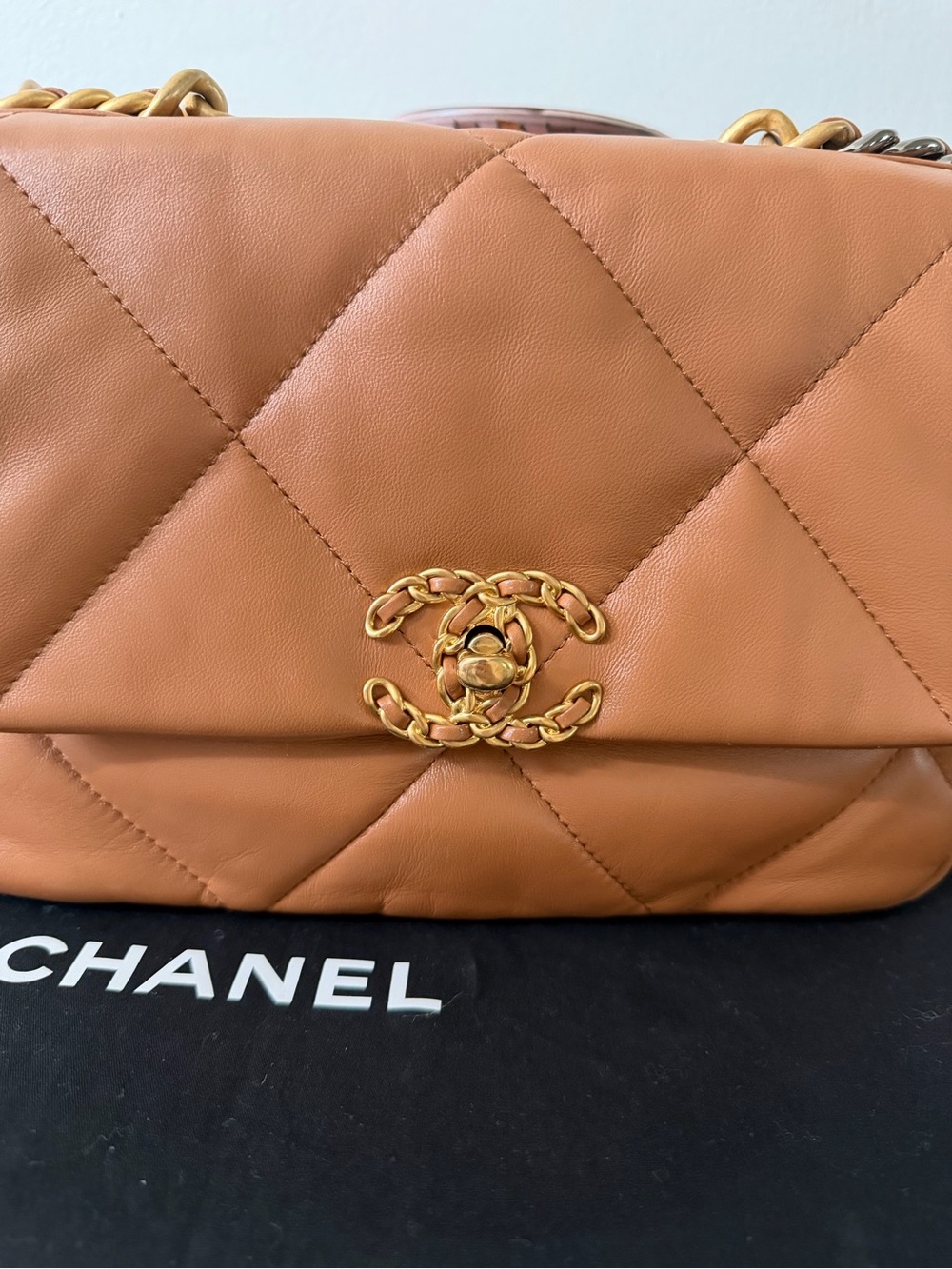CHANEL 19 QUILTED LAMBSKIN BAG Camel color size S microchipped - Picture 2 of 16